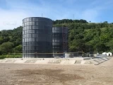 Los tanques constan de un cuerpo interno de 2 metros de diámetro por 10 metros de altura, y un cuerpo externo de 8 metros de diámetro también por 10 de altura.